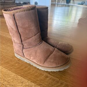Brown short Ugg boots